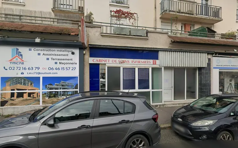 Le cabinet vu de la rue, avenue Félix-Geneslay, avec son enseigne Cabinet de soins infirmiers